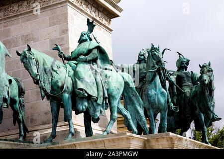 Denkmal von verschiedenen Ungarischen Helden im Millennium Monument (Milleniumi Emlekmu), der Heldenplatz (Hosok Tere) in Budapest. Stockfoto