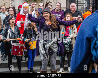 London, Großbritannien. 9. Oktober 2019. Tanzen die Menschen auf eine Samba Band auf der Whitehall. Das Aussterben Rebellion Internationale Rebellion Besetzung in Westminster fort, mit der Polizei, sie zwingt einige Standorte, trashing einige Zelte und mehr Festnahmen, aber es gab immer noch kein Verkehr an wichtigen Standorten und Workshops und andere Veranstaltungen fortgesetzt. XR fordern die Regierung auf, die Wahrheit über das Klima und ökologische Not erzählen. Credit: Peter Marschall/Alamy leben Nachrichten Stockfoto