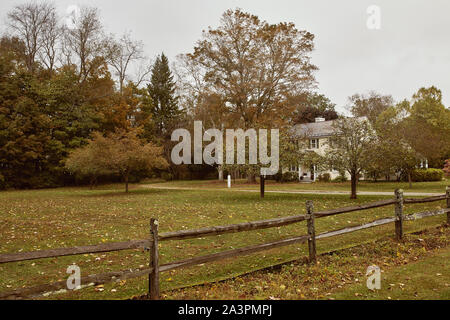 Dorset, Vermont - Oktober 1., 2019: Schöne Landschaft Nachbarschaft in der historischen Altstadt von New England Dorset an einem kalten, Herbst Tag. Stockfoto