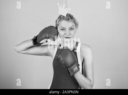 Königin der Sport. Beste werden im Boxen Sport. Feminin zarte Blondine mit Queen Krone tragen Boxhandschuhe. Für den Erfolg kämpfen. VIP-gym. Bekämpfung der Königin. Frau Boxhandschuh und Krone Symbol der Prinzessin. Stockfoto