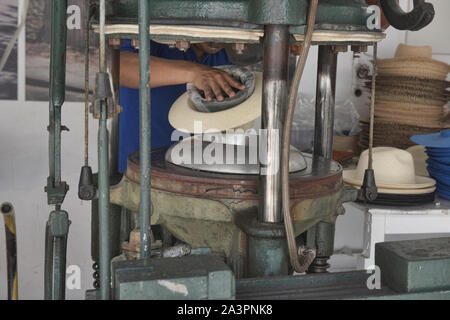 Gestaltung der traditionellen Panama Hüte (paja toquilla) in Cuenca, Ecuador Stockfoto