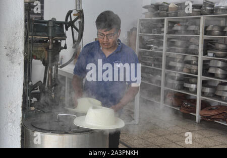 Dampfen und Gestaltung der traditionellen Panama Hüte (paja toquilla) in Cuenca, Ecuador Stockfoto