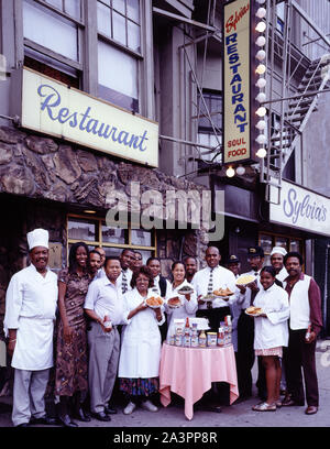 Die Mitarbeiter von Sylvia's, einem legendären Soul Food Restaurant in Harlem, New York Stockfoto
