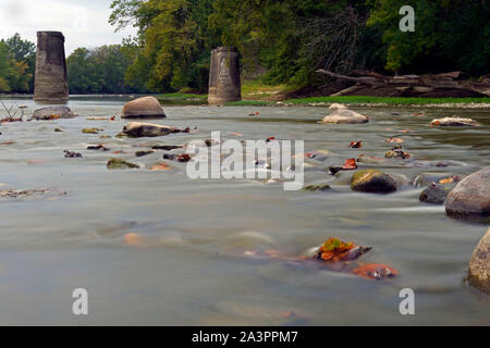 Eine lange Exposition der Wabash River fließt, Felsen und die Ruinen eines alten Bahnhof Brücke Stockfoto