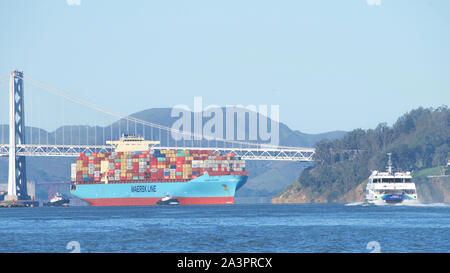 Oakland, CA - 21. Januar 2019: Schlepper Unterstützung Frachtschiff MAERSK ANTARES Eingabe der Hafen von Oakland. Schlepper sind entscheidend für den sicheren, effizienten Mähne Stockfoto