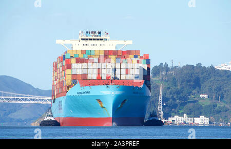 Oakland, CA - 21. Januar 2019: Schlepper Unterstützung Frachtschiff MAERSK ANTARES Eingabe der Hafen von Oakland, das Fünfte betriebsamsten Hafen in den Vereinigten Staaten Stockfoto