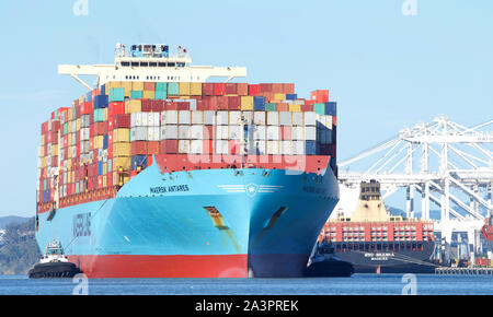 Oakland, CA - 21. Januar 2019: Schlepper Unterstützung Frachtschiff MAERSK ANTARES Eingabe der Hafen von Oakland. Maersk verfügt über das größte Containerschiff. Stockfoto