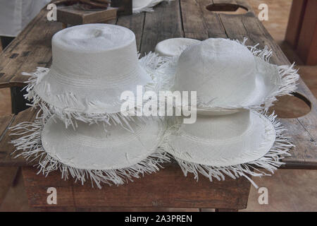 Weberei Stroh in Panama Hüte (paja toquilla), die tatsächlich aus Ecuador Stockfoto
