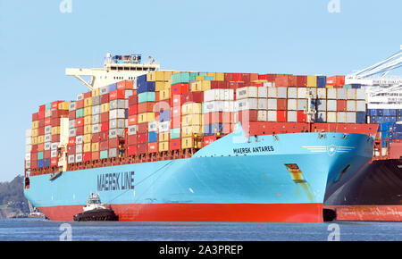 Oakland, CA - 21. Januar 2019: Frachtschiff MAERSK ANTARES Eingabe der Hafen von Oakland, das Fünfte betriebsamsten Hafen in den Vereinigten Staaten. Stockfoto