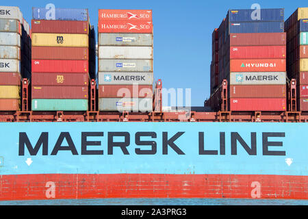 Oakland, CA - 21. Januar 2019: Container gestapelt auf Frachtschiff MAERSK ANTARES. Maersk verfügt über das größte Containerschiff operator und-Support Stockfoto