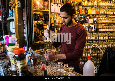 Eine lokale Parfümeur bereitet Parfüm an einem traditionellen orientalischen Duft Shop in der Innenstadt von Amman, Jordanien Stockfoto