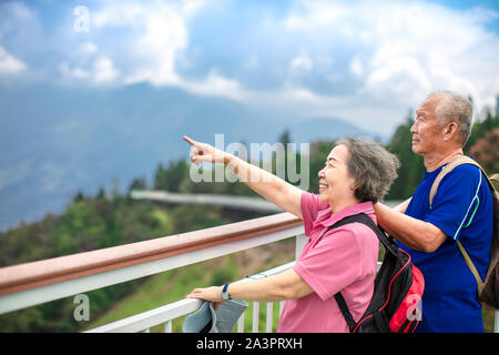 Asiatische Senior Paar wandern in den Mountain Park Stockfoto