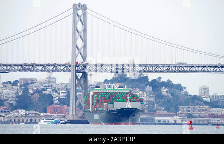 Oakland, CA - 08 Februar, 2019 - Evergreen Frachtschiff IMMER SMART Manövrieren im Hafen von Oakland, das Fünfte betriebsamsten Hafen in den Vereinigten Staaten. Stockfoto