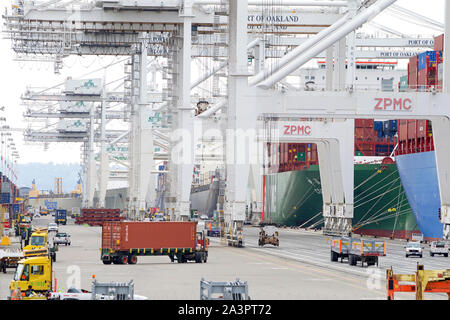 Oakland, CA - 08. February, 2019: Hafen von Oakland Inner Harbour Docks, LKW Transport Container für das Be- und Entladen. Stockfoto