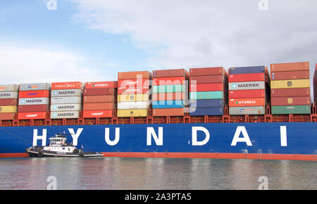 Oakland, CA - 15. Februar 2019: Z-drei Unterstützung HYUNDAI langen Strand der Hafen von Oakland. Hyundai Merchant Marine ist der ist der weltweit 15 l Stockfoto