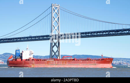 San Francisco, CA - 18. Februar 2019: Öltanker Meister Ebbe in der Bucht von San Francisco auf dem Weg nach Stockton. Unter der Bay Bridge. Stockfoto