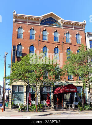 Das Gebäude der Lebensmittelhändler L.F.S. und Burgess in der Frankfort Avenue und West 6th Street mit Johnny's Restaurant im Cleveland Warehouse District. Stockfoto