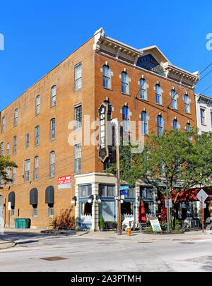 Das Gebäude der Lebensmittelhändler L.F.S. und Burgess in der Frankfort Avenue und West 6th Street mit Johnny's Restaurant im Cleveland Warehouse District. Stockfoto