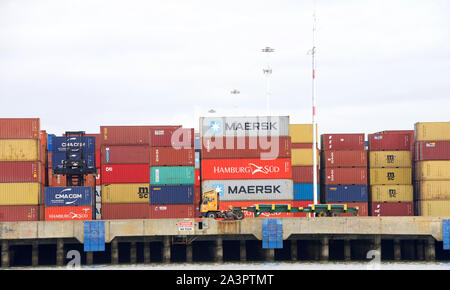 Oakland, CA - 24. Februar 2019: Stapeln der Container Line die Docks im Hafen von Oakland, Warten auf Frachtschiffen für den Transport. Stockfoto