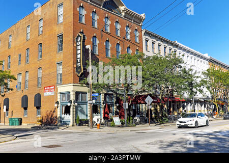 Johnny's ist eine der älteren Betrieben entlang West 6th Street im Lager in der Innenstadt von Cleveland, Ohio, USA. Stockfoto