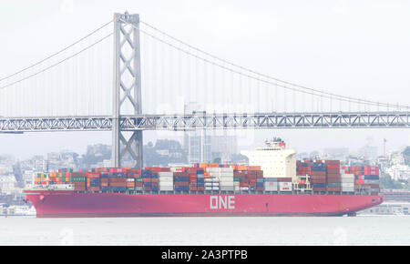Oakland, CA - 03. März 2019: eine Kompetenz in der Bucht von San Francisco auf dem Weg zum Hafen von Oakland unter der Bay Bridge. Der Hafen von Stockfoto