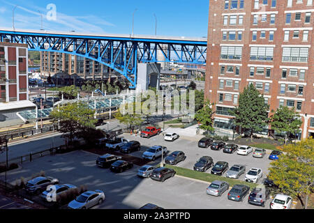 Einen teilweisen Blick auf das östliche Ufer der Wohnungen mit den wichtigsten Avenue Bridge, ein Freischwinger truss Bridge, die Cuyahoga River Crossing in Cleveland, Ohio. Stockfoto
