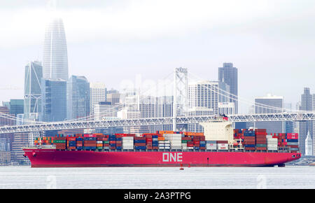Oakland, CA - 03. März 2019: eine Kompetenz in der Bucht von San Francisco auf dem Weg zum Hafen von Oakland, das Fünfte betriebsamsten Hafen in den Vereinigten Stat Stockfoto