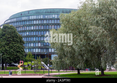 Ympyrätalo 'Kreis Haus' ist ein kreisförmiges Bürogebäude im Stadtteil Hakaniemi direkt von Helsinki, Finnland. Stockfoto