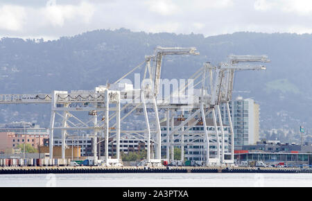 Oakland, CA - 28. März 2019: Super Post Panamax Kräne im Hafen von Oakland. Die riesige Kräne an der Spitze sind ungefähr die Höhe eines 24-stöckigen Buil Stockfoto