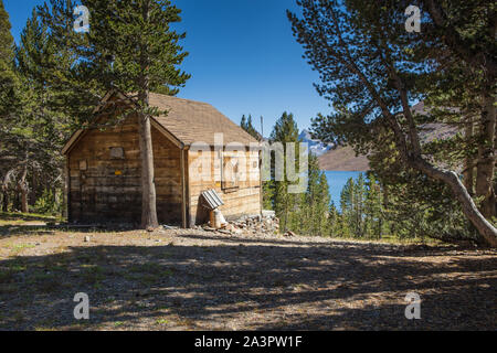 Wildnis Förster Holzhütte in der Satteltasche See in der östlichen Sierra Nevada Bergen in Kalifornien, USA Stockfoto
