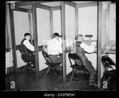 Starten Sie den Pressen!!!, Washington, D.C., den 10. Oktober. Dieses Foto zeigt die Zeitung Reporter ihre Redakteure die Ergebnisse der Ernte Berichte vom Erntegut Reporting Board heute um drei Uhr telefonieren. Es war eine wütende Jagt wie der Reporter gestrichelte an den Tisch, wo die Berichte legen und dann einen anderen, da sie sich auf die Telefone hetzte das Ergebnis in Ihrer Redaktion zu erhalten Stockfoto