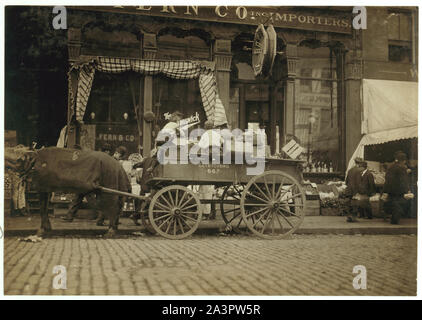 Früh beginnen im Geschäft. Verkauf von Gemüse auf dem Markt. Stockfoto