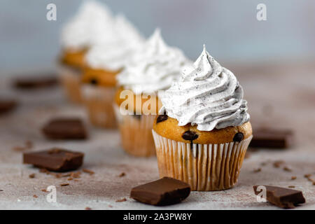 Cupcakes mit Schlagsahne Stockfoto