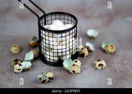 Wachteleier in einem Korb Stockfoto