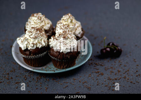 Cupcakes mit Schlagsahne Stockfoto