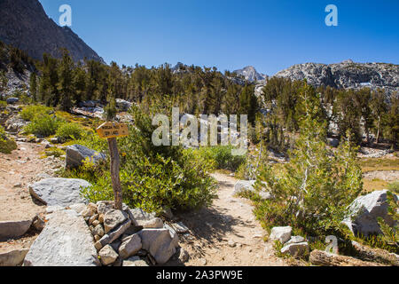 Wegmarkierung auf dem Talpfad der kleinen Seen, der den Weg zu den Gem Lakes und zum Morgan Pass in den Sierra Nevada Mountains in Kalifornien, USA zeigt Stockfoto