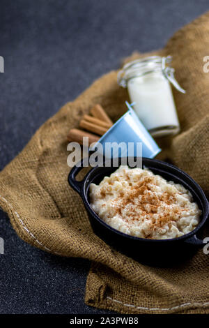 Cremiger Milchreis mit Zimt Stockfoto