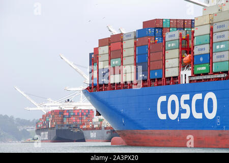 Oakland, CA - 16. Mai 2019: COSCO VERSAND ROSE Abfahrt im Hafen von Oakland. China Ocean Shipping Company ist die größte Dry Bulk Carrier in China ein Stockfoto