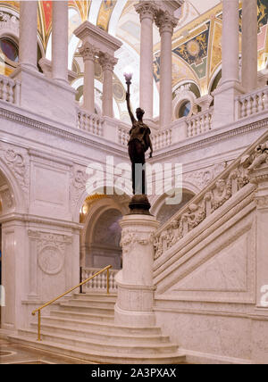 Statue und Treppe in der Aula der Bibliothek des Kongresses von Thomas Jefferson, Washington, D.C Stockfoto