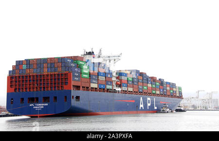 Oakland, CA - Juli 01, 2019: ein schubschiff Manöver Schiffe durch Anschieben oder Anschleppen. Mehrere Schlepper helfen APL YANGSHAN aus dem Hafen zu manövrieren Stockfoto