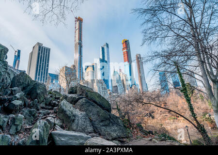 New York City, NY, USA - 25. Dezember 2018 - die schöne Architektur Skyline Gebäude in einem kalten sonnigen Tag im Central Park am See in der Nähe von Spalt