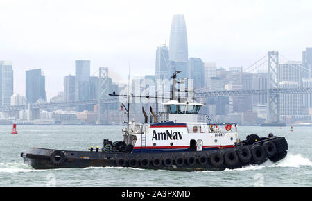 Oakland, CA - 08 Juli, 2019: Freiheit in der Bucht von San Francisco. Amerikanische Navigation (AmNav), Teil der Foss Marine Holdings Flotte. Schlepper mit Hors Stockfoto