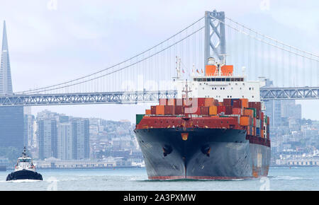 Oakland, CA - 08 Juli, 2019: Schlepper Unterstützung Frachtschiff Tokio Express durch die San Francisco Bay an den Hafen von Oakland, das Fünfte b zu manövrieren Stockfoto