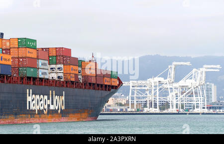 Oakland, CA - 08 Juli, 2019: Frachtschiff Tokio Express in den Hafen von Oakland. Die Hapag-Lloyd AG ist der weltweit fünftgrößte Fluggesellschaft in t Stockfoto