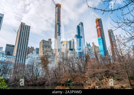 New York City, NY, USA - 25. Dezember 2018 - die schöne Architektur Skyline Gebäude in einem kalten sonnigen Tag im Central Park am See in der Nähe von Spalt