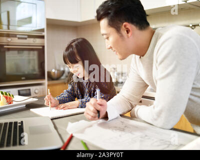 Junge asiatischer Mann freischaffender Designer Vater zu Hause arbeiten, während die Pflege der Tochter. Stockfoto