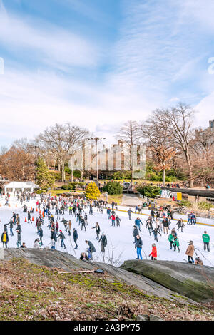 New York City, NY, USA - 25. Dezember, 2018 - Eislaufen im Central Park in einer schönen sonnigen Weihnachten, Manhattan. Stockfoto