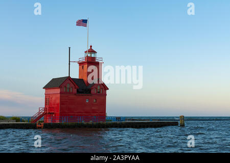 Große Rote Leuchtturm wie die Sonne an einem schönen Herbstmorgen. Holland, Michigan, USA Stockfoto