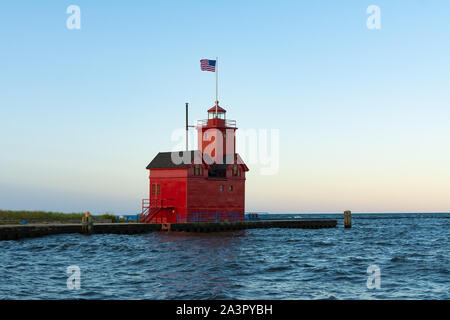 Große Rote Leuchtturm wie die Sonne an einem schönen Herbstmorgen. Holland, Michigan, USA Stockfoto