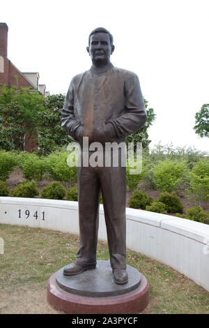 Statuen außerhalb des Bryant-Denny Stadium die Statue von Nick Saban, die errichtet werden und in der Lage sein, zu melden Sie gehen der Meister zusammen mit den 4 anderen nationalen Meisterschaft Coaches (Wallace Wade, Frank Thomas, Paul Bär Bryant und Gen-aufschüben) Stockfoto